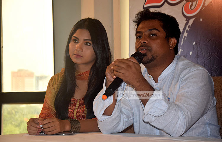 দুই কিংবদন্তির গানের ভিডিও নির্মাণ করেছেন রোদোয়ান রনি। সংবাদ সম্মেলনে বক্তব্য রাখছেন নির্মাতা। ছবি : মাহবুব আলম