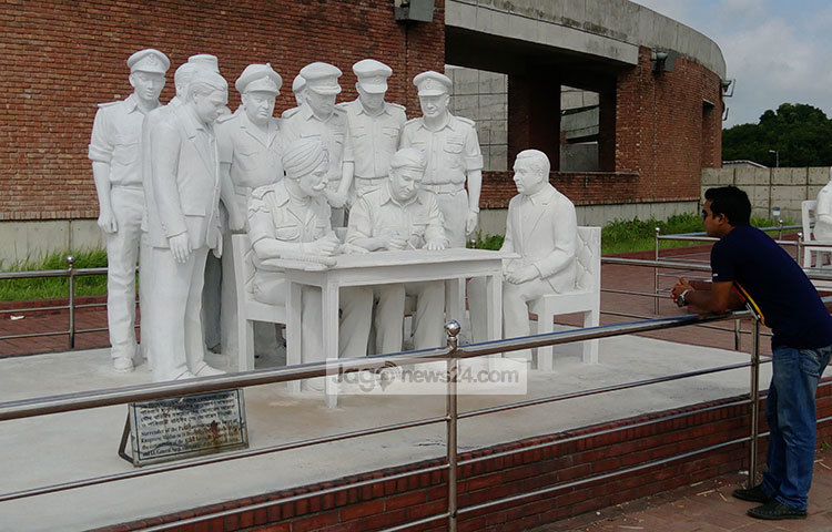 ১৯৭১ সালের ১৭ এপ্রিল, মেহেরপুর জেলার মুজিবনগরের বৈদ্যনাথতলার আম্রকাননে বঙ্গবন্ধুর নির্দেশে স্বাধীন বাংলাদেশের অন্তর্বর্তীকালীন সরকার ঘোষণা ও শপথ বাক্য পাঠ করানো হয়। এটি তার স্ট্যাচু। ছবি : ফয়সাল খান