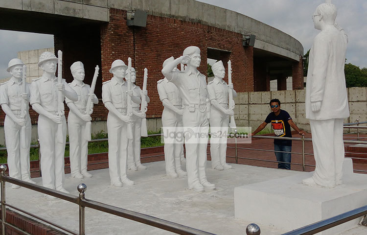মুজিবনগর সরকারের শপথ গ্রহণের সময়কে স্ট্যাচু নির্মাণ করে তুলে ধরা হয়েছে। ছবি : ফয়সাল খান