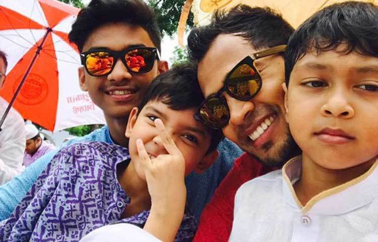 টেস্ট দলের অধিনায়ক মুশফিক বগুড়ায় ঈদ করেছেন। ঈদগাহে বসে সেলফি তুলে সেটি আবার পোস্ট করেছেন নিজের ফেসবুক ওয়ালেও।