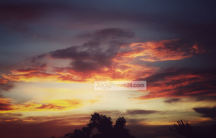 গোধূলীবেলা মেঘ যেনো সিঁদুর মেখেছে। যতদূর দৃষ্টি যায় দেখা যায় এ ভুবন মোহিনী রূপ।