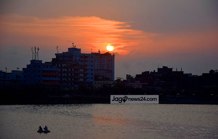 ধীর লয়ে একটু একটু করে ডুবে যাচ্ছে সূর্য। চারদিক থেকে হালকা আঁধার এসে গ্রাস করকে পৃথিবীকে। ছবি : মাহবুব আলম