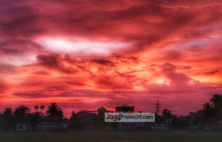 মাথার উপরে আবির রাঙা আকাশ আর নিচে মায়াবী প্রকৃতি। সবার মাঝে চলছে ঘরে ফেরার আয়োজন। ছবি : মাহবুব আলম