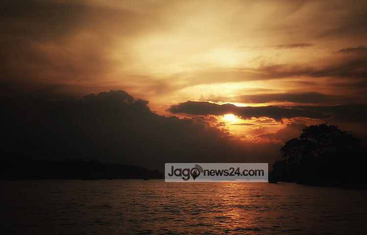 একটি দিনের শেষ মুহূর্ত হচ্ছে গোধূলীবেলা। নতুন একটি ভোরের বার্তা দিয়ে যায় গোধূলীবেলা। ছবি : মাহবুব আলম