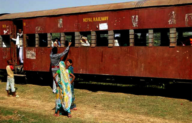 নেপাল রেলওয়ে : পাহাড়ি দেশ নেপালে খুব ছোট হলেও রেলপথ রয়েছে। এবং দুর্গম পাহাড়ি এলাকায় রেল যাতায়াত অত্যন্ত ভয়ের সন্দেহ নেই। নেপালে মোট ৩৭ মাইল রাস্তায় রেলপথ রয়েছে। এবং দিনে ২টি করে ট্রিপ হয়।