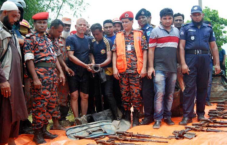 নারায়ণগঞ্জের রূপগঞ্জে ৬২টি চায়না এসএমজি, ৫টি ৭.৬২ পিস্তল, ২টি রকেট লাঞ্চার, ৪৯টি মর্টারশেল, ২টি ওয়ারলেস, ১৫শ ২৭ পিছ গুলি, ৬০টি ম্যাগ্যাজিন, ৪৯টি গ্রেনেড ও ৪৯টি ডেটোনেটর উদ্ধার করেছে আইনশৃঙ্খলা বাহিনীর সদস্যরা। ছবি : বিপ্লব দিক্ষৎ