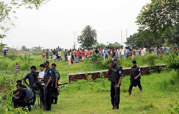 অস্ত্র উদ্ধারকে কেন্দ্র করে কৌতূহলী লোকজন ভিড় করেছেন। অন্যদিকে কড়া নিরাপত্তা ব্যবস্থা নিয়েছে পুলিশ।