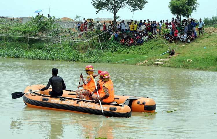 ফায়ার সার্ভিসের উদ্ধারকর্মীরা অস্ত্র উদ্ধারের জন্য লেকের মধ্যে বোট চালিয়ে চেষ্টা চালাচ্ছে। ছবি : বিপ্লব দিক্ষৎ