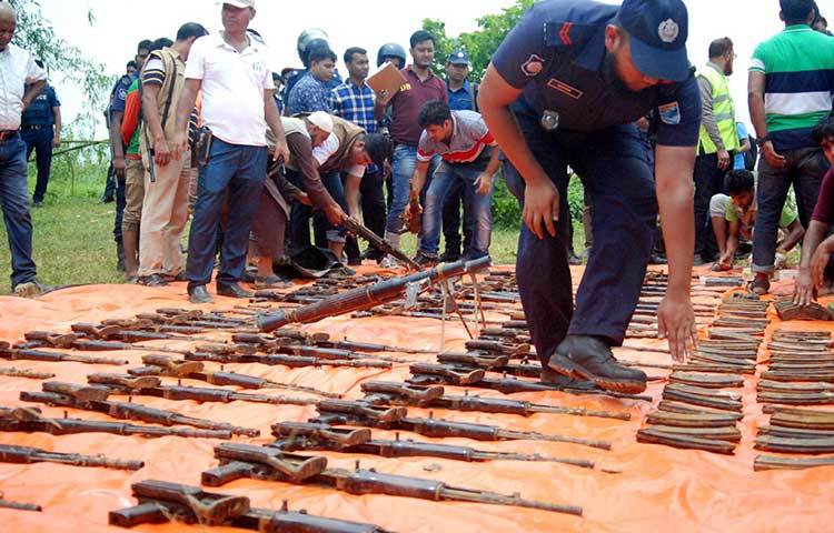 দ্বিতীয় দফায় ভুইয়া বাড়ি ব্রিজ সংলগ্ন ক্যানেলের (লেক) পানি থেকে পর্যায়ক্রমে ৬২টি চায়না এসএমজি, ৫টি ৭.৬২ পিস্তল, ২টি রকেট লাঞ্চার, ৪৯টি মর্টালশেল, ২টি ওয়ারলেস, ১৫২৭ পিছ গুলি, ৬০টি ম্যাগাজিন, ৪৯টি গ্রেনেড ও ৪৯টি ডেটোনেটর উদ্ধার করে। ছবি : বিপ্লব দিক্ষৎ