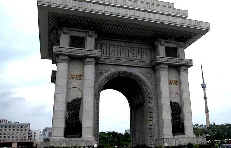 আর্চ অফ ট্রুম্ফ, পিয়ং ইয়ং, উত্তর কোরিয়া : এটি উত্তর কোরিয়ার মানুষের কাছে গর্বের প্রতীক। এই স্থাপনাটি পর্যটকদের কাছে বেশ জনপ্রিয় স্থাপনা।