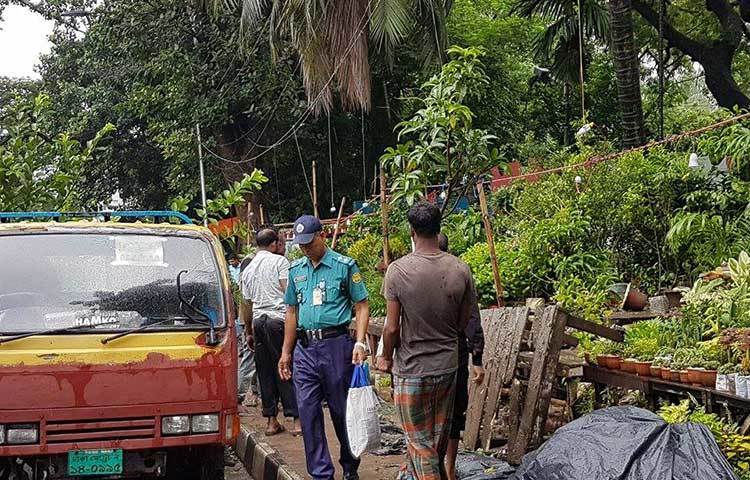 রাজধানীর শিশু একাডেমীর সামনে একটি নার্সারি রয়েছে। এটি শুধু নার্সারি নয় যেন ব্যস্ত নগরীতে এক টুকরো নিসর্গ।