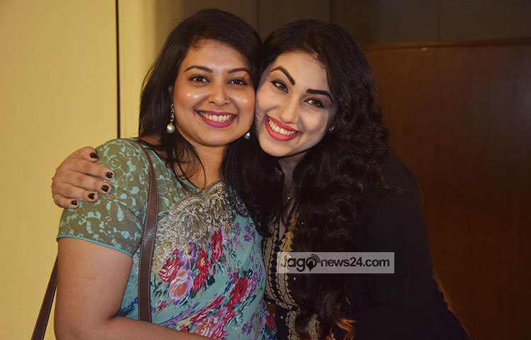 সঙ্গীতশিল্পী কোনালের সঙ্গে &lsquo;রাজনীতি ছবির আন্তর্জাতিকভাবে পরিবেশনার ঘোষণা অনুষ্ঠানে অপু বিশ্বাস। ছবি : মাহবুব আলম