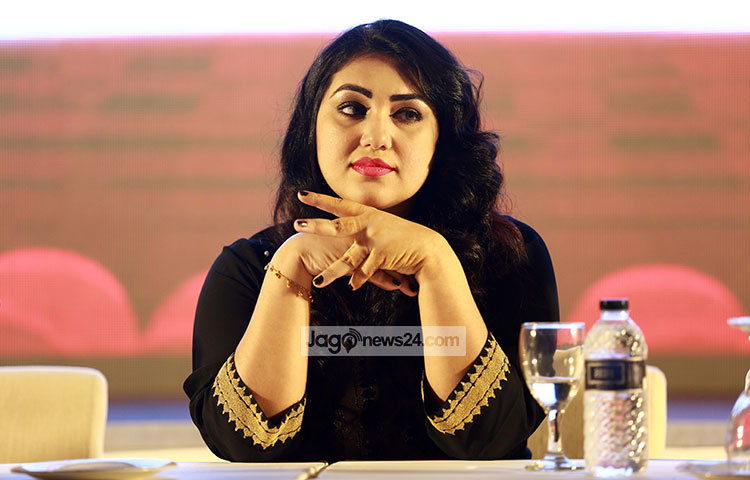 আন্তর্জাতিকভাবে পরিবেশনার ঘোষণা অনুষ্ঠানে বক্তব্য শুনছেন অপু বিশ্বাস। ছবি : মাহবুব আলম