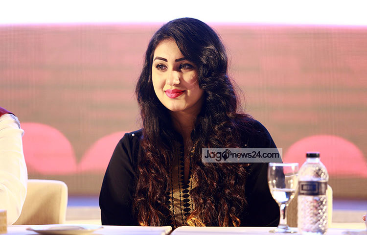 আন্তর্জাতিকভাবে পরিবেশনার ঘোষণা অনুষ্ঠানে অপু বলেন, &lsquo;প্রায় এক বছরের বেশি সময় পর এভাবে নিজের ছবির প্রচার নিয়ে আপনাদের সামনে এলাম। ভালো লাগছে।&rsquo; ছবি : মাহবুব আলম