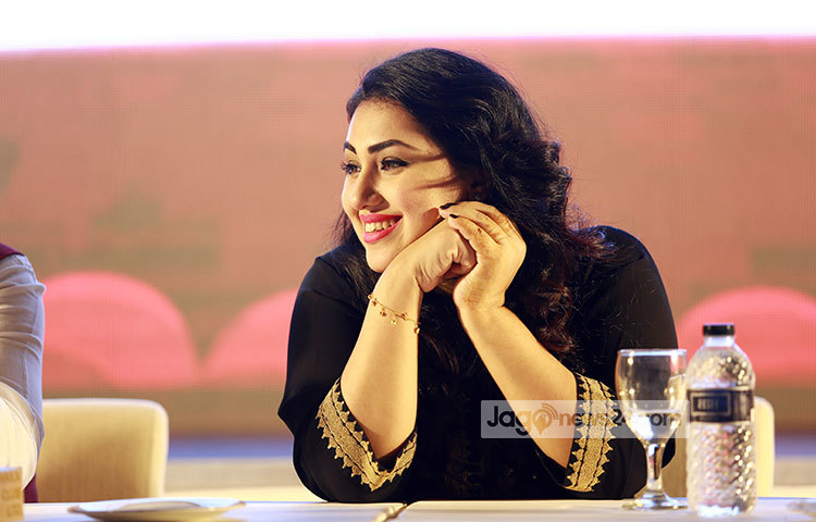 হাস্যোজ্জ্বল ভঙ্গিতে ক্যামেরাবিন্দ হয়েছেন অপু বিশ্বাস। তিনি আশা করছেন অন্যান্য ছবিরি মতো &lsquo;রাজনীতি&rsquo; ছবিটি দর্শক ভালোভাবে গ্রহণ করবে। ছবি : মাহবুব আলম