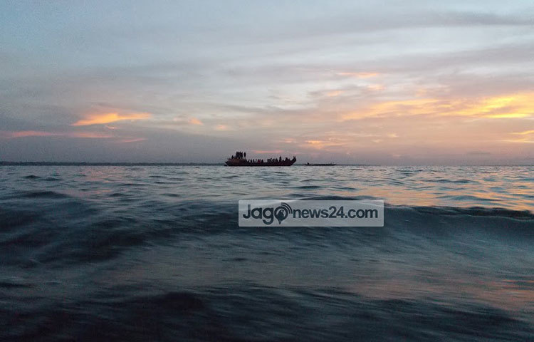 উত্তাল পদ্মার বুকে অপরূপ মায়াময় বিকাল নেমেছে। কিছুক্ষণ পরেই রাতের আঁধার নামবে। ছবি : রবিউল ইসলাম পলাশ