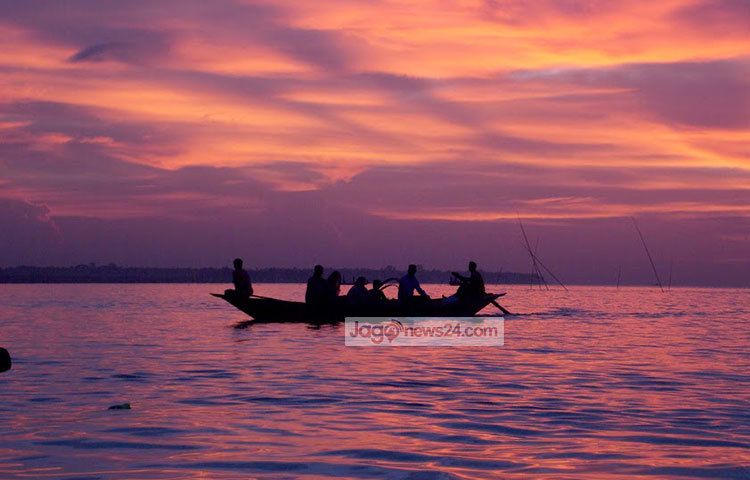নৌকা বেয়ে যাচ্ছে পদ্মার তীরের বাসিন্দারা। আবির রাঙা বিকেলের মেঘ যেন ছুঁয়েছে পদ্মর জল। ছবি : রবিউল ইসলাম পলাশ