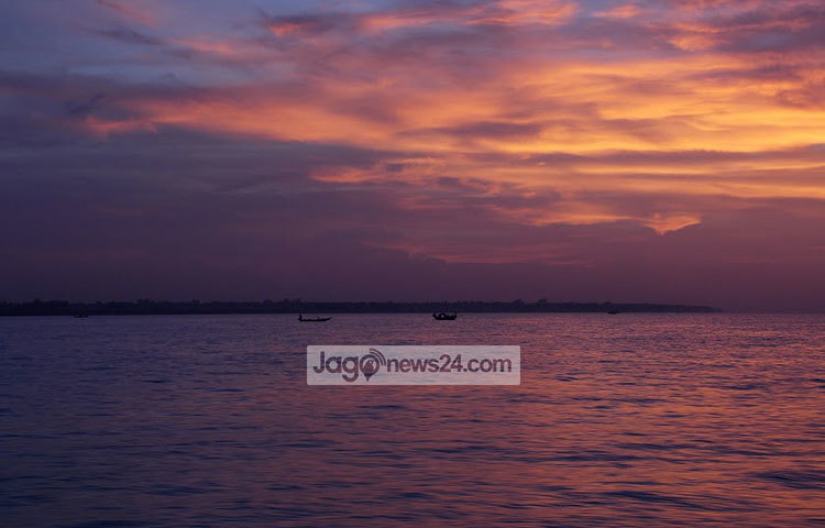 পদ্মার বুকে বিকেলের আলো-আঁধারি নেমেছে। এই দৃশ্য সত্যিই সৌন্দর্যপ্রেমীদের মুগ্ধ করবে। ছবি : রবিউল ইসলাম পলাশ