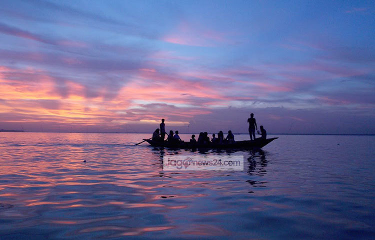 পদ্মার বুক চিড়ে যাত্রীবাহী ট্রলার যাচ্ছে। পদ্মা এদেশের মানুষের জীবন ও জীবীকার অংশ হয়ে আছে। ছবি : রবিউল ইসলাম পলাশ