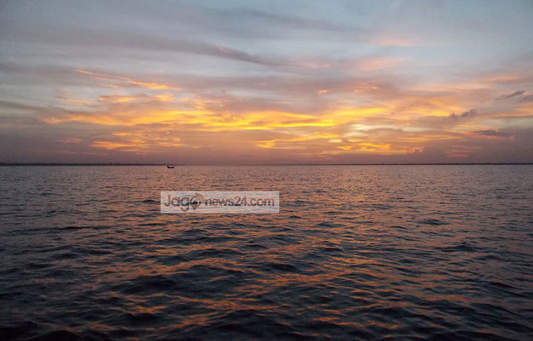 পদ্মার বিশাল জলরাশি দিগন্ত ছুঁয়েছে। দূরে দেখা যাচ্ছে ছোট্ট নৌকায় মাছ ধরছে জেলেরা। ছবি : রবিউল ইসলাম পলাশ