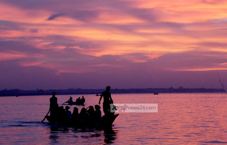 মানুষের ব্যস্ত জীবনযাত্রা বহমান পদ্মার বুকেও। সকাল বিকেল রাত জেগে থাকে পদ্মা। ছবি : রবিউল ইসলাম পলাশ
