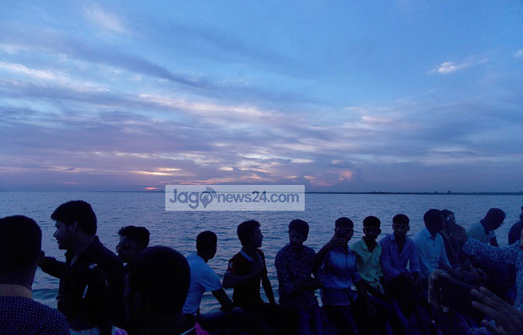 বিকাল বেলায় পদ্মার বুকে নৌভ্রমণে বের হয়েছে একদল ভ্রমণ পিপাসু মানুষ। পদ্মার চোখজুড়ানো সৌন্দর্য তারা উপভোগ করছেন। ছবি : রবিউল ইসলাম পলাশ