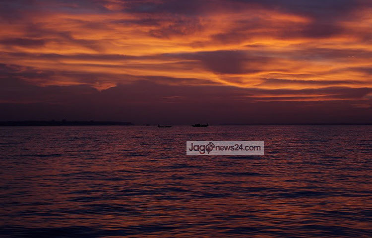 পদ্মার বুকের বিশাল জলরাশি আর আবির ছড়ানো দিগন্ত মিলেমিশে একাকার হয়ে আছে। ছবি : রবিউল ইসলাম পলাশ