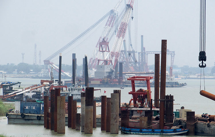 দক্ষিণাঞ্চলের ২১ টি জেলার মানুষের স্বপ্ন পূরণের পথে পদ্মা সেতু। দ্রুত গতিতে এগিয়ে চলছে বহু প্রত্যাশিত পদ্মা সেতুর কাজ। ছবি : মো. ছগির হোসেন