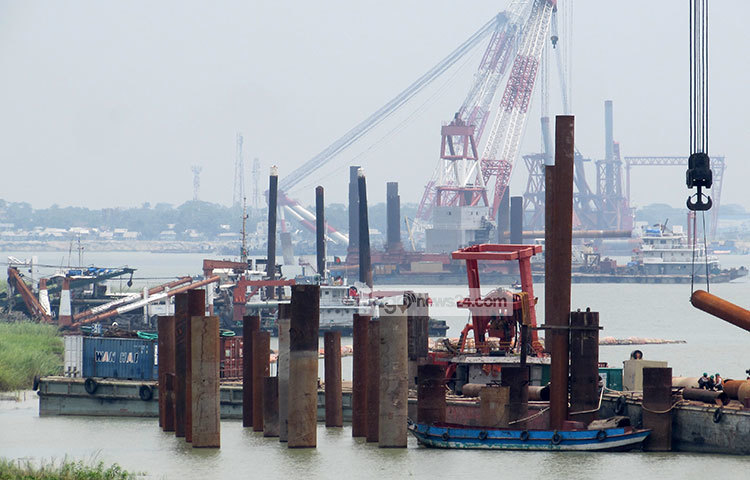 দিন-রাত পরিশ্রম করছেন তিন হাজারেরও বেশি দেশি-বিদেশি শ্রমিক। ২০১৮ সালের ডিসেম্বর মাসে পদ্মা সেতু দিয়ে চলাচল করবে যানবাহন ও ট্রেন। ছবি : মো. ছগির হোসেন