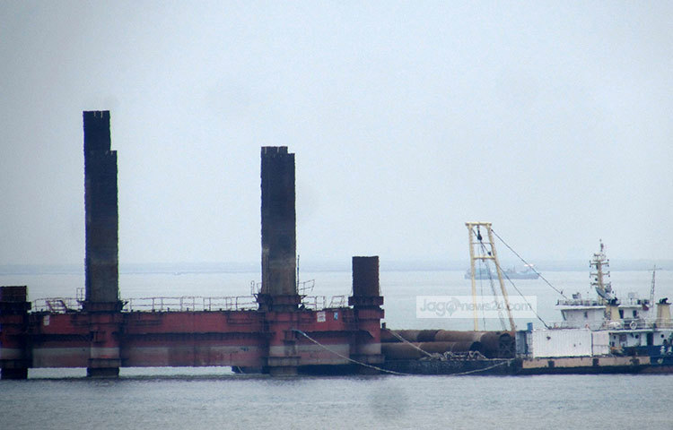 ২০টি স্প্যান পিলারের উপর স্থাপন করতে করতে বাকি ২১টি স্প্যানও তৈরি হয়ে যাবে। ছবি : মো. ছগির হোসেন