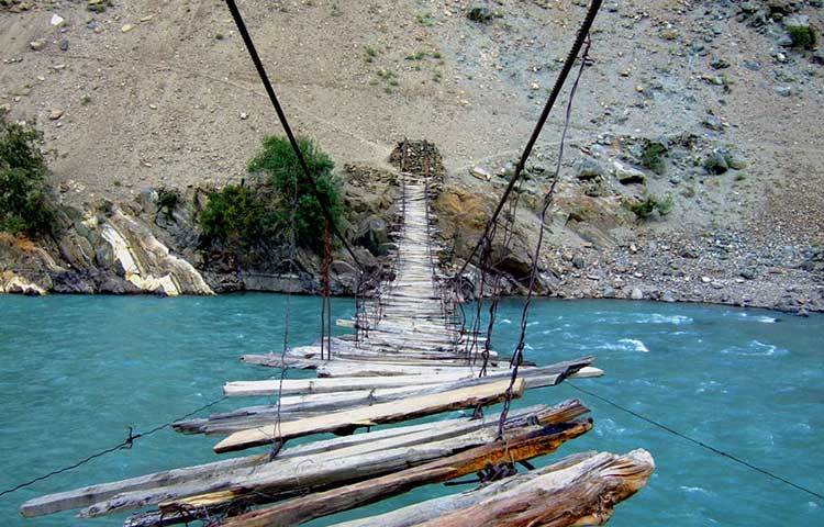 &lsquo;রোপ ব্রিজ ইন অ্যাস্টোর ভ্যালি&rsquo; নামের এই সেতুটি রয়েছে পাকিস্তানে। এটি দুই পাহাড়ের মাঝে দেয়া হয়েছে।