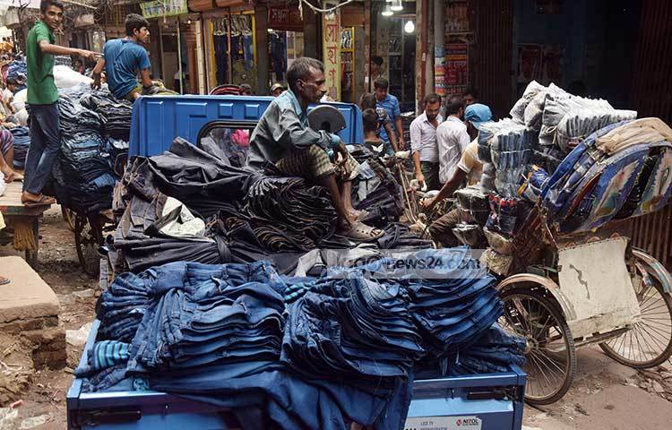 কেরানীগঞ্জের পোশাক কর্মীরা প্যান্ট বিপণনের কাজ নিয়ে দিনরাত ব্যস্ত সময় কাটাচ্ছেন। ছবি : মাহবুব আলম