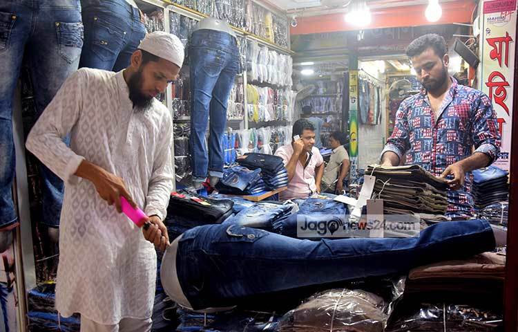 প্যান্ট পাইকারী বিক্রির দোকানগুলোতে সাজানো হচ্ছে। ক্রেতাতের দৃষ্টি কাড়তে চেষ্টার কোনো কমতি নেই তাদের। ছবি : মাহবুব আলম