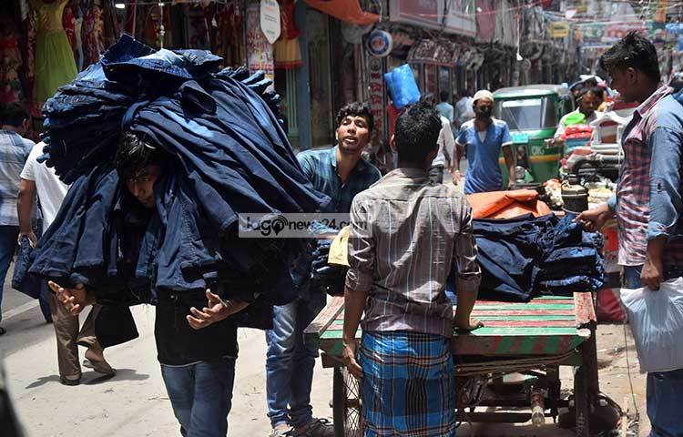 দেশের বিভিন্ন এলাকা থেকে খুচরা বিক্রেতারা কেরানীগঞ্জ থেকে পাইকারী মূল্যে প্যান্ট কিনে নিয়ে যান। ছবি : মাহবুব আলম