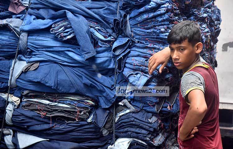 সকাল-সন্ধ্যা প্যান্ট আনা নেওয়া করতে করতে ক্লান্ত এই শিশু শ্রমিক। ছবি : মাহবুব আলম