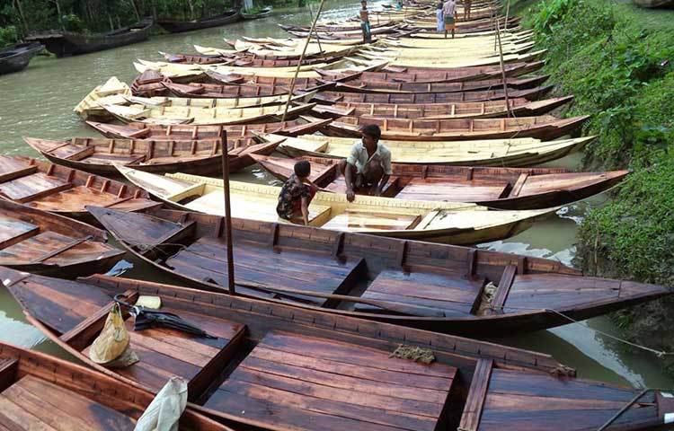 জৈষ্ঠ্যর মাঝামাঝি থেকে ভাদ্রের শেষ সময় পর্যন্ত সপ্তাহের শুক্র ও সোমবারে আটঘরের বিদ্যালয় সংলগ্ন এলাকায় জলে ও কূলে বসে এ নয়নাভিরাম নৌকারহাট। ছবি : হাসান মামুন