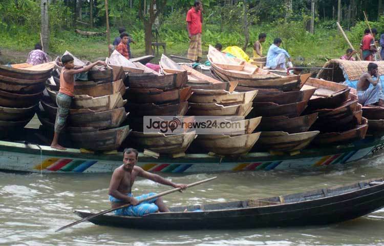ট্রলারে করে নৌকা নিয়ে এসেছেন নৌকা ব্যবসায়ীরা। এখানের অনেকে নৌকার ব্যবসা করেই জীবীকা নির্বাহ করেন। ছবি : হাসান মামুন