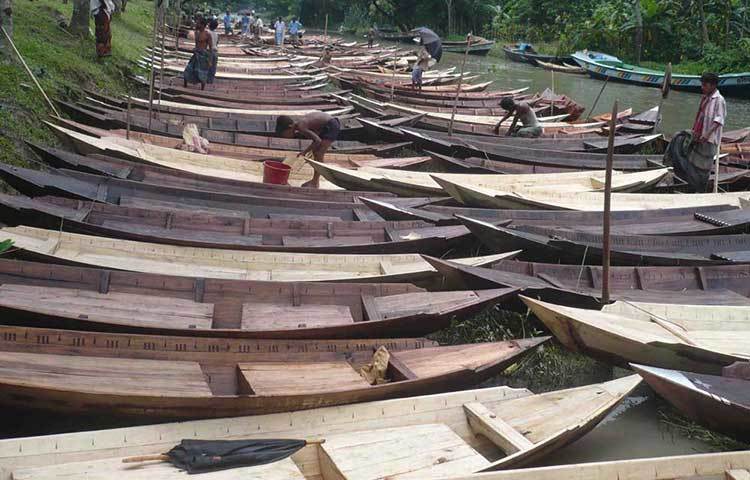 সরেজমিনে শুক্রবার (৭জুলাই) নৌকার হাট ঘুরে মনে হল, যেন এক নৌকার সাম্রাজ্য। যে দিকেই দুচোখ যায় কেবল নৌকা আর নৌকা। ছবি : হাসান মামুন