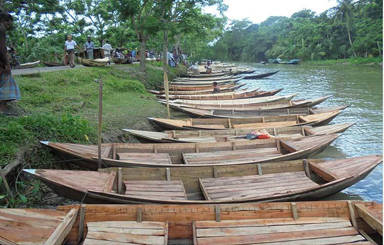 হাটের ইজারাদার মো. মোস্তফা কামাল বলেন, প্রতিহাটে ৯০০-১০০০ নৌকা ওঠে। হাটে বিভিন্ন আকারের ৬০০-৭০০ নৌকা বিক্রি হয়। ছবি : হাসান মামুন