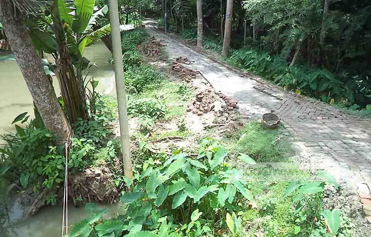 পিরোজপুর সদর উপজেলার শংকরপাশা ইউনিয়নের নামাজপুর এলাকায় একটি রাস্তার উন্নয়ন কাজ দীর্ঘদিন বন্ধ থাকায় চলাচলে জনসাধারণ চরম দুর্ভোগ পোহাচ্ছেন। এখন স্বেচ্ছা শ্রমে রাস্তাটির সংস্কার হচ্ছে। ছবি : হাসান মামুন