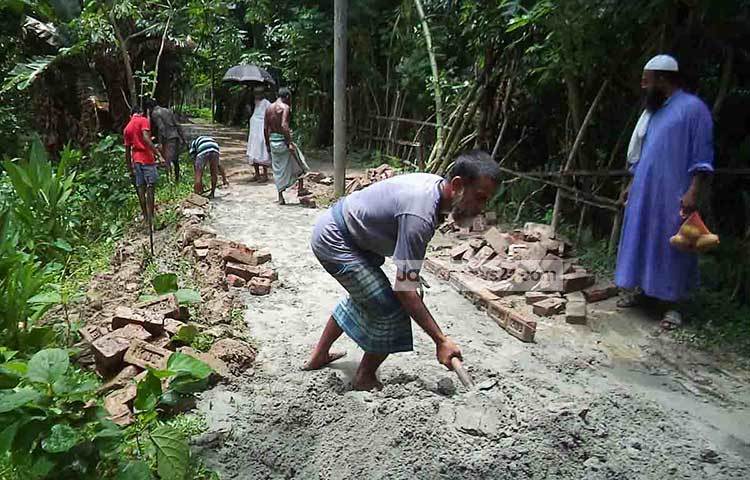 নামাজপুর এলাকার এ রাস্তাটির সংস্কারে সংশ্লিষ্ট কর্তৃপক্ষ নজরে না দেওয়ায় এলাকাবাসী স্বেচ্ছা শ্রমে কাজ করছেন। ছবি : হাসান মামুন