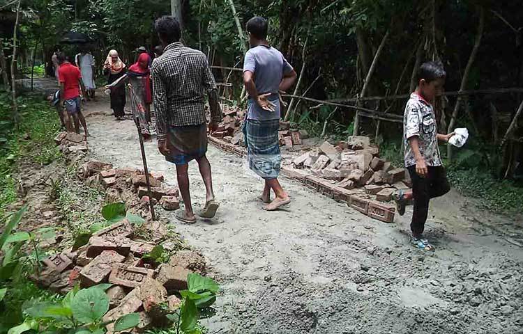 দুই দশকেরও বেশি সময় ধরে এই রাস্তাটির সংস্কারের কাজ হচ্ছে না। ফলে এলাকাবাসী চরম কষ্টের মধ্যে রয়েছে