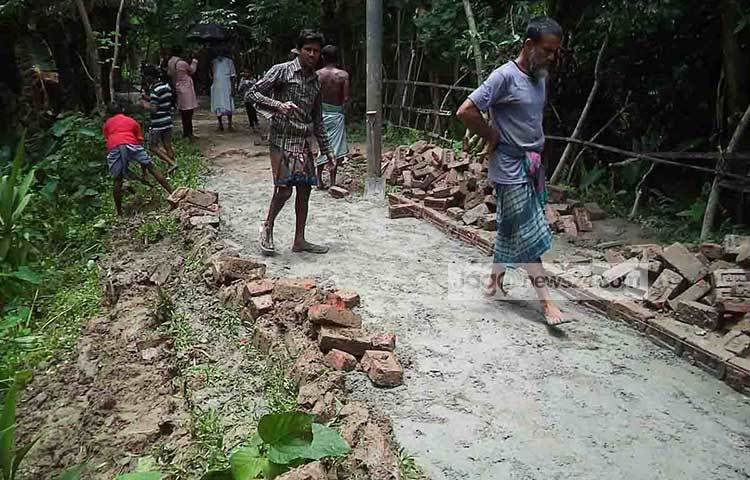 পিরোজপুর সরকারী সোহরাওয়ার্দী কলেজের ছাত্র সাদ্দাম হোসেন জানান, প্রতিদিন এ ভাঙ্গা রাস্তা দিয়ে অনেক কষ্টে হেঁটে তাদেরকে কলেজে যেতে হয়। ছবি : হাসান মামুন