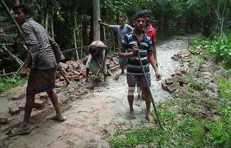 ভুক্তভোগীদের বক্তব্য, এ সড়কের কোনো তদারকারী প্রতিষ্ঠান আছে বলে তাদের মনে হয় না। ছবি : হাসান মামুন