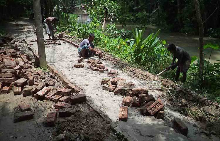 ১৯৯৬ সালে সরকার এ রাস্তার নির্মাণ করছে। তখন সড়কের এ অংশের প্রশস্ততা বাড়ানোর দাবি উঠেছিল। কিন্তু তা আর আলোর মুখ দেখেনি। ছবি : হাসান মামুন