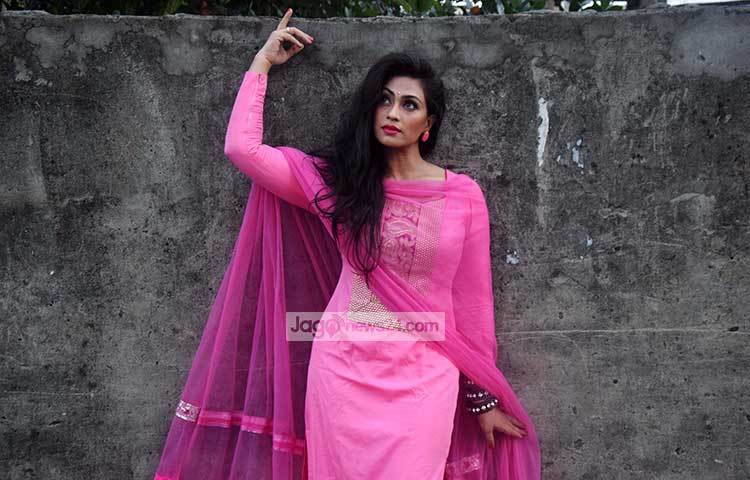 দেশীয় চলচ্চিত্রের খ্যাতিমান নায়িকা সাদিকা পারভিন পপি সম্প্রতি জাগো নিউজের ক্যামেরাবন্দি হয়েছেন। ছবি : মাহবুব আলম