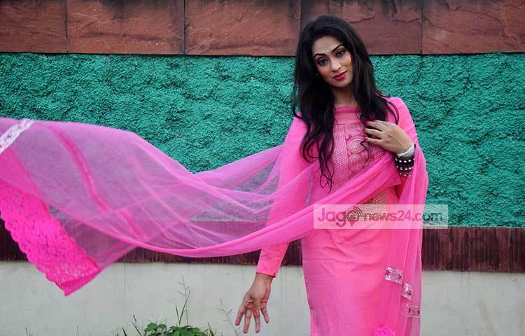 বাতাসে ওড়না উড়িয়ে দিয়েছেন পপি। ছবি : মাহবুব আলম