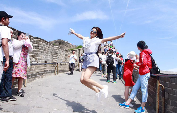 চীনের মহাপ্রাচীরে দেখা মিললো ঢাকাই চলচ্চিত্রের জনপ্রিয় নায়িকা পরীমনির। চীনের মহাপ্রচীর দেখে আনন্দে নৃত্য করছেন তিনি।