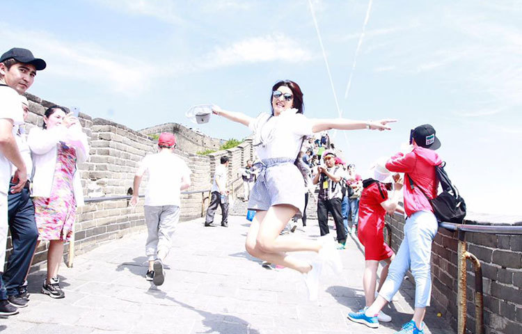 উড়ছেন পরী। চীনের মহাপ্রাচীরে পরীর নৃত্য দেখে অন্যান্য বিদেশি পর্যটকরা অবাক হয়েছেন।