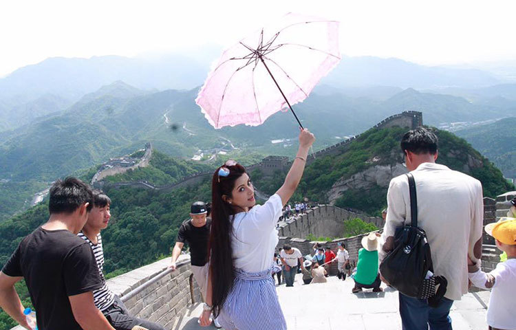 রোদের মাঝে চীনের মহাপ্রাচীরে ঘুরছেন পরী। এই প্রাচীর দেখার অনেকদিনের ইচ্ছে ছিলো তার। এবার পরীর সেই ইচ্ছে পূরণ হয়েছে।